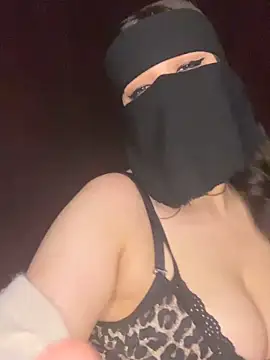 Snapshot of RooVaaN-Xx chatting on 12-18-25, 01:33 RooVaaN-Xx online show from 12-18-25, 01:33