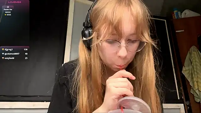 Snapshot of LouieRutt chatting on 09-15-25, 04:18 LouieRutt online show from 09-15-25, 04:18