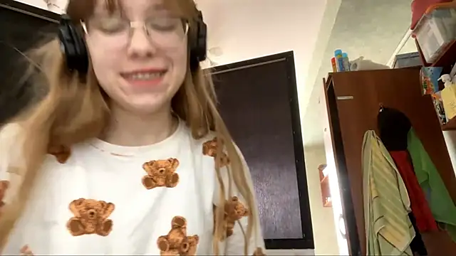 Snapshot of LouieRutt chatting on 09-20-25, 10:38 LouieRutt online show from 09-20-25, 10:38