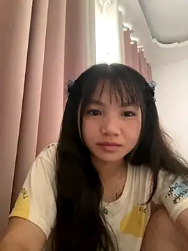 Snapshot of Emlyly-18 chatting on 09-13-25, 12:43 Emlyly-18 online show from 09-13-25, 12:43