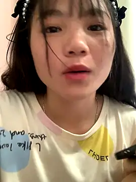 Snapshot of Emlyly-18 chatting on 09-15-25, 12:43 Emlyly-18 online show from 09-15-25, 12:43