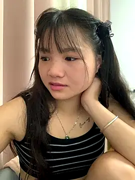 Snapshot of Emlyly-18 chatting on 09-20-25, 02:45 Emlyly-18 online show from 09-20-25, 02:45