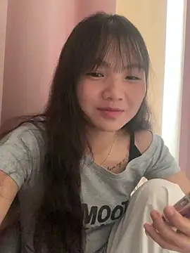 Snapshot of Emlyly-18 chatting on 09-27-25, 06:18 Emlyly-18 online show from 09-27-25, 06:18