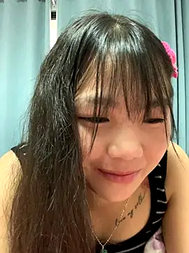 Snapshot of Emlyly-18 chatting on 10-05-25, 01:37 Emlyly-18 online show from 10-05-25, 01:37