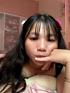 Snapshot of Emlyly-18 chatting on 10-08-25, 12:52 Emlyly-18 online show from 10-08-25, 12:52