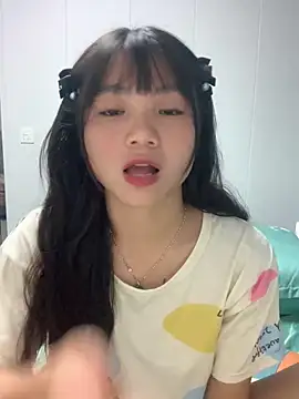 Snapshot of Emlyly-18 chatting on 10-16-25, 02:51 Emlyly-18 online show from 10-16-25, 02:51