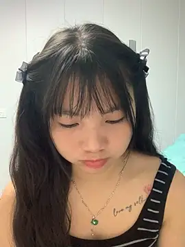 Snapshot of Emlyly-18 chatting on 10-17-25, 04:15 Emlyly-18 online show from 10-17-25, 04:15