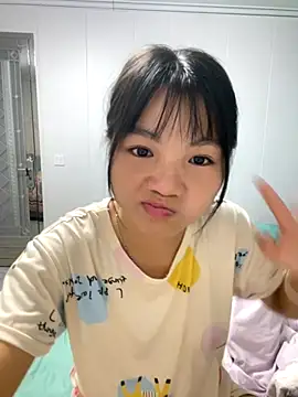 Snapshot of Emlyly-18 chatting on 10-18-25, 04:04 Emlyly-18 online show from 10-18-25, 04:04