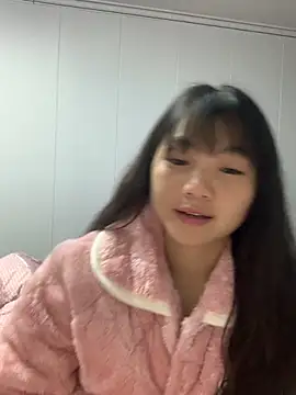 Snapshot of Emlyly-18 chatting on 10-26-25, 01:11 Emlyly-18 online show from 10-26-25, 01:11