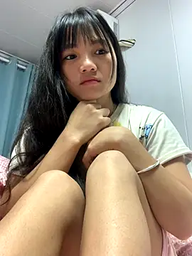 Snapshot of Emlyly-18 chatting on 10-30-25, 02:24 Emlyly-18 online show from 10-30-25, 02:24