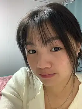 Snapshot of Emlyly-18 chatting on 11-13-25, 01:10 Emlyly-18 online show from 11-13-25, 01:10