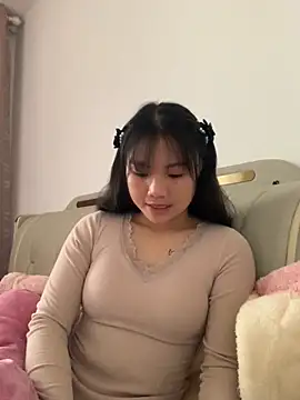 Snapshot of Emlyly-18 chatting on 11-17-25, 04:18 Emlyly-18 online show from 11-17-25, 04:18