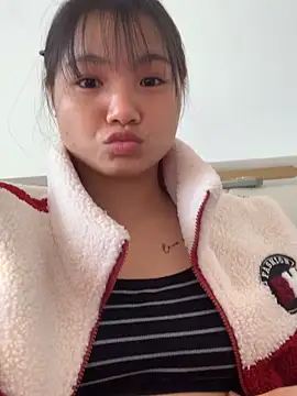 Snapshot of Emlyly-18 chatting on 12-05-25, 06:00 Emlyly-18 online show from 12-05-25, 06:00