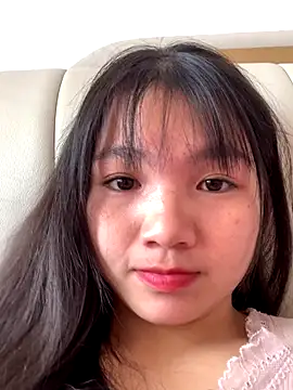 Snapshot of Emlyly-18 chatting on 12-14-25, 05:13 Emlyly-18 online show from 12-14-25, 05:13