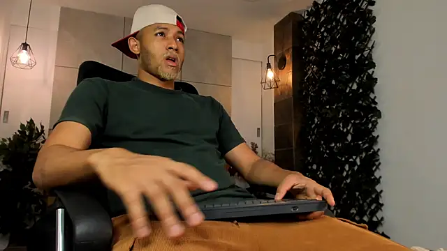 Snapshot of B_Wild chatting on 07-22-26, 04:04 B Wild online show from 07-22-26, 04:04