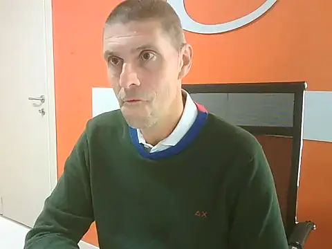 Snapshot of max79ve31 chatting on 10-10-25, 12:26 max79ve31 online show from 10-10-25, 12:26