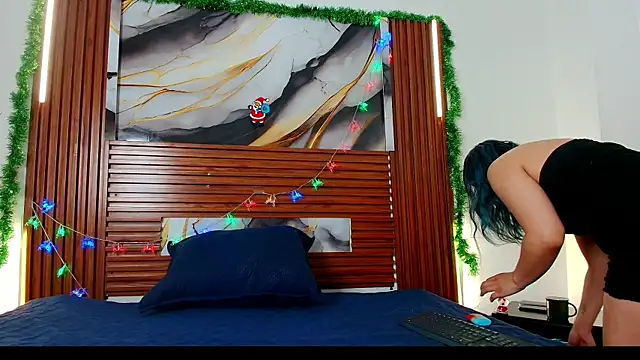 Evelin thompsson online show from 12-14-25, 03:12