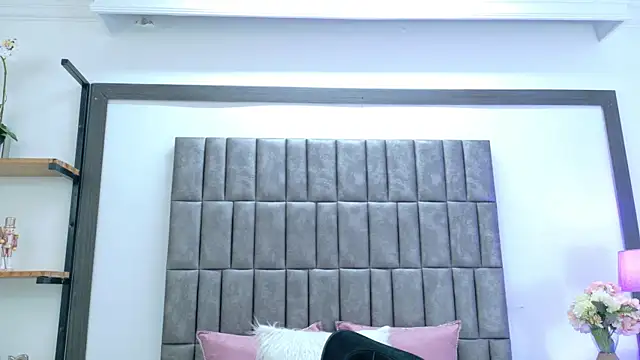 Skyler Fox  online show from 04-10-26, 07:40