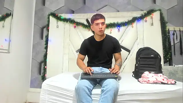 Sarahwalkerr online show from 12-04-25, 08:39