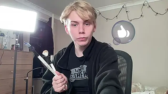 Snapshot of scottishtwink01 chatting on 09-22-25, 01:18 scottishtwink01 online show from 09-22-25, 01:18