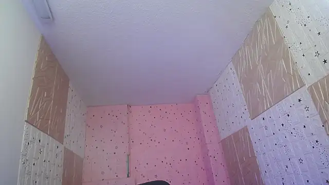 Snapshot of emmydurant chatting on 12-14-25, 08:30 emmydurant online show from 12-14-25, 08:30