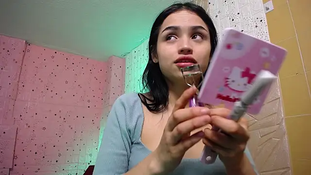 Snapshot of emmydurant chatting on 12-18-25, 08:04 emmydurant online show from 12-18-25, 08:04