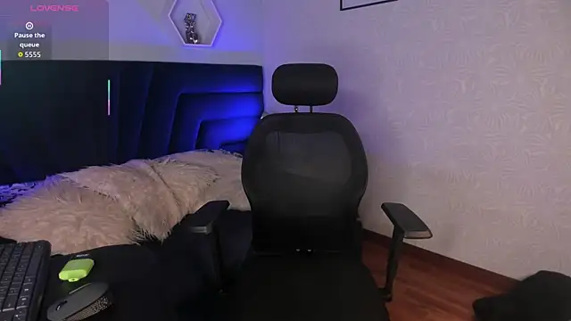 Snapshot of artemis_nyx chatting on 11-13-25, 08:30 artemis nyx online show from 11-13-25, 08:30