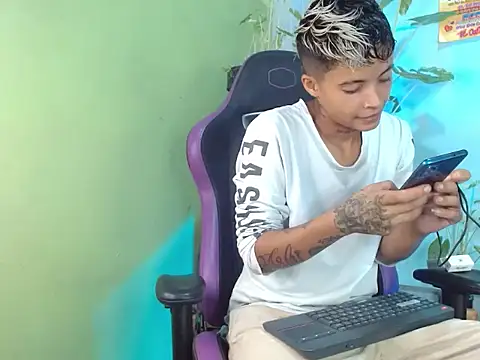 Snapshot of Dorland777 chatting on 09-19-25, 12:12 Dorland777 online show from 09-19-25, 12:12