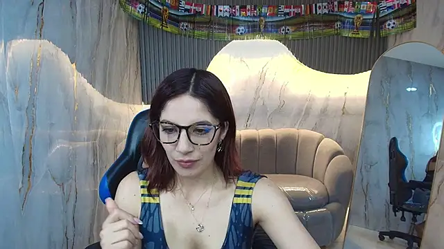 nadia r  online show from 06-17-26, 07:37