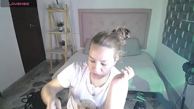 Dulce  Lovee online show from 11-22-25, 10:20