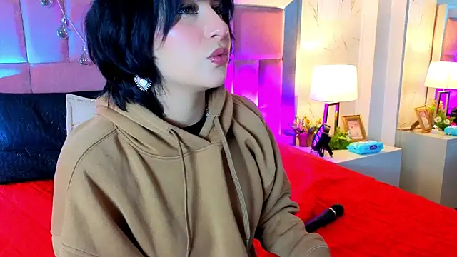 Snapshot of RobinBennett chatting on 05-18-26, 01:39 RobinBennett online show from 05-18-26, 01:39