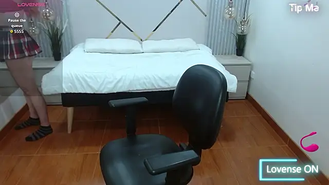 Snapshot of Bom_BomXX chatting on 11-05-25, 01:38 Bom BomXX online show from 11-05-25, 01:38