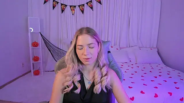 Susan Mimi online show from 10-28-25, 01:53