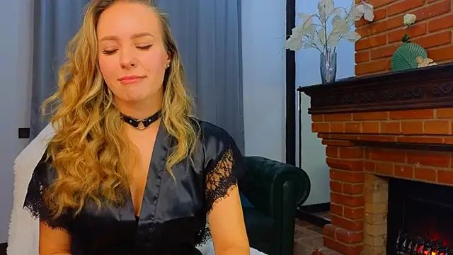 Snapshot of Hloya_Mei chatting on 10-15-25, 01:06 Hloya Mei online show from 10-15-25, 01:06