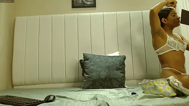 Snapshot of kendra_lux1 chatting on 10-14-25, 01:23 kendra lux1 online show from 10-14-25, 01:23