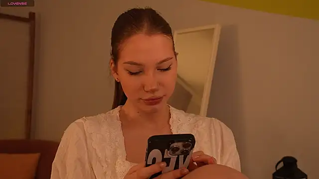 Snapshot of glowwww_ chatting on 10-17-25, 03:36 glowwww  online show from 10-17-25, 03:36