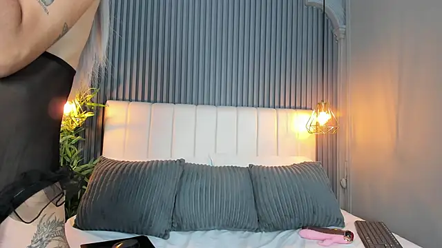 LunaBloomn online show from 10-08-25, 05:54