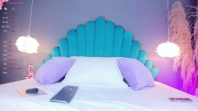 LunaBloomn online show from 10-21-25, 05:13