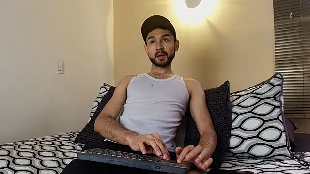 Axel Moon S online show from 12-17-25, 04:46