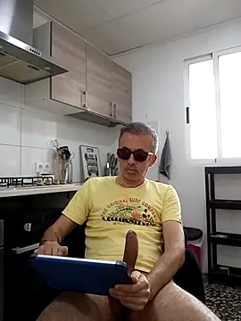 Snapshot of EmilioTaladdro chatting on 05-12-26, 09:28 EmilioTaladdro online show from 05-12-26, 09:28