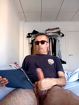 Snapshot of EmilioTaladdro chatting on 05-13-26, 05:38 EmilioTaladdro online show from 05-13-26, 05:38