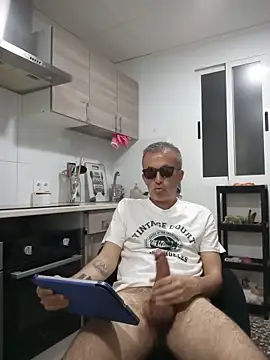 Snapshot of EmilioTaladdro chatting on 05-19-26, 08:26 EmilioTaladdro online show from 05-19-26, 08:26