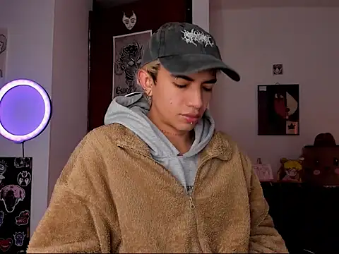 Snapshot of guynextdo0r chatting on 10-08-25, 02:36 guynextdo0r online show from 10-08-25, 02:36