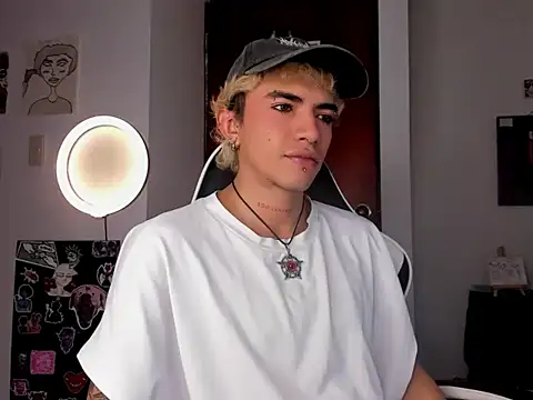 Snapshot of guynextdo0r chatting on 10-09-25, 07:01 guynextdo0r online show from 10-09-25, 07:01