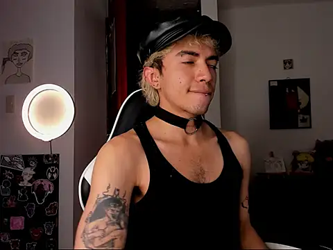 Snapshot of guynextdo0r chatting on 10-10-25, 06:29 guynextdo0r online show from 10-10-25, 06:29