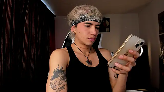 Snapshot of guynextdo0r chatting on 10-22-25, 08:30 guynextdo0r online show from 10-22-25, 08:30