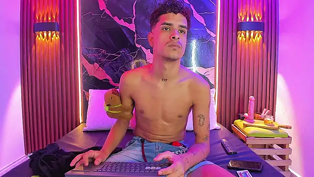 Snapshot of Lucky_boys__X chatting on 11-10-25, 01:54 Lucky boys X online show from 11-10-25, 01:54