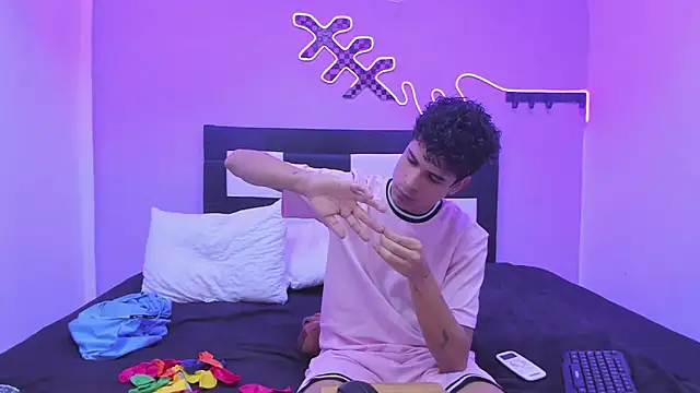 Snapshot of Lucky_boys__X chatting on 01-10-26, 06:31 Lucky boys X online show from 01-10-26, 06:31