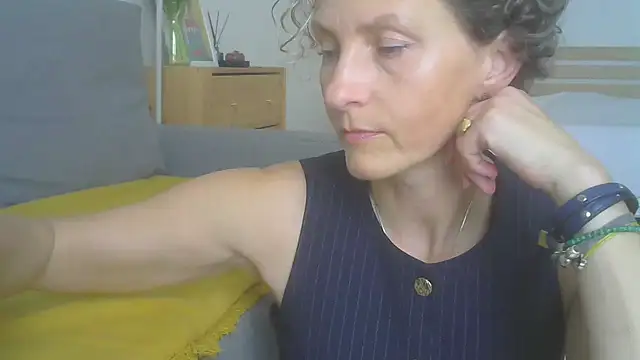 Snapshot of Sylira chatting on 07-25-26, 12:47 Sylira online show from 07-25-26, 12:47