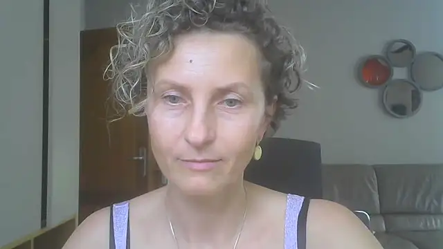Snapshot of Sylira chatting on 07-26-26, 01:18 Sylira online show from 07-26-26, 01:18